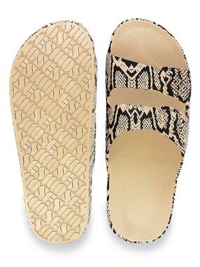 Freedom MOSES Scented Banded Slide Sandals in Cobra Sands | Size 7